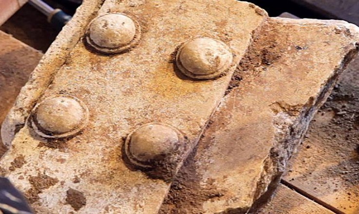 Αποκάλυψη μαρμάρινης θύρας με στροφέα
Αποκαλύφθηκαν τμήματα από μαρμάρινη θύρα, της τυπικής μορφής των μακεδονικών τάφων. Στη δυτική πλευρά του θυρώματος διαπιστώθηκε ότι υπάρχει στροφέας.
