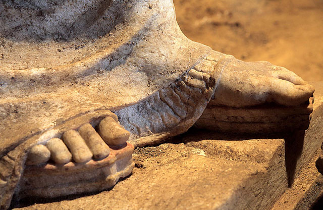 Αποκαλύφθηκαν ολόκληρες οι Καρυάτιδες στον τύμβο λάφου καστά Αμφίπολης