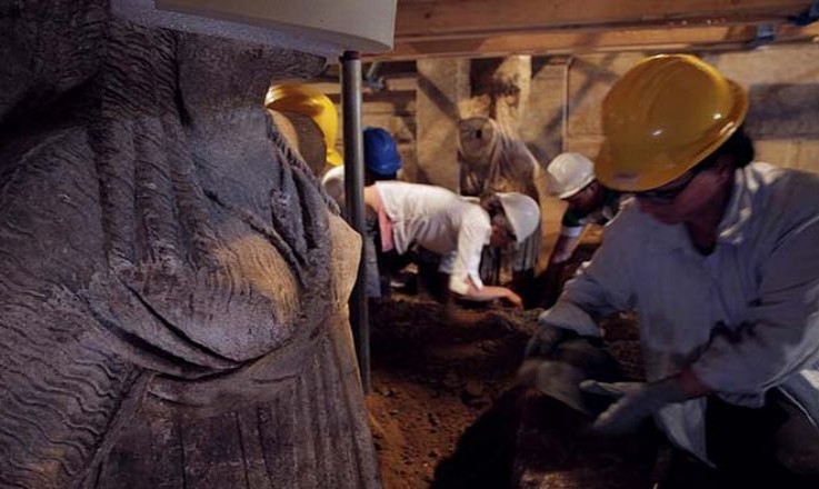 Εργασίες με πλήρη αποκάλυψη των καρυάτιδων στον Τύμβο
Συνέχιση ανασκαφικών εργασιών και αποκάλυψη των χειριδωτών χιτώνων των καρυάτιδων