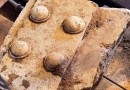 Αποκάλυψη μαρμάρινης θύρας με στροφέα τυπικής μορφής των μακεδονικών τάφων